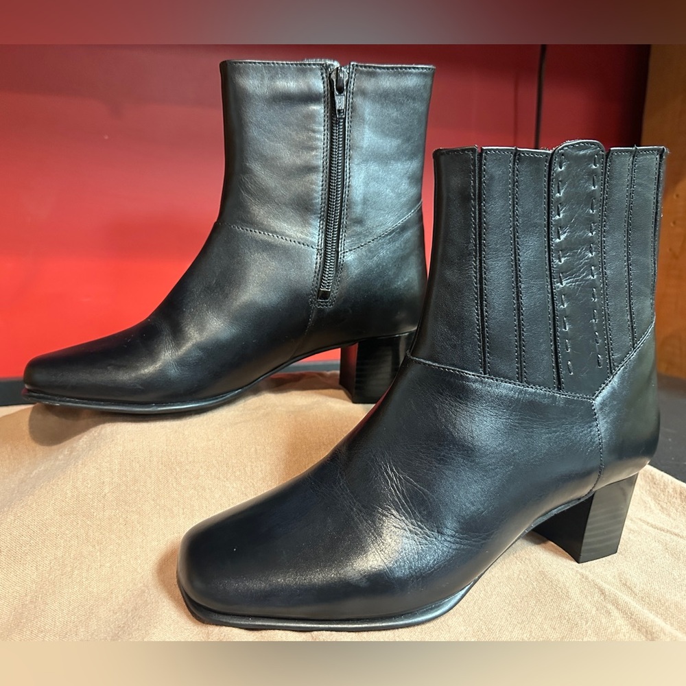 Clark’s Black Leather Side Zip Ankle Booties Women’s Size 7M